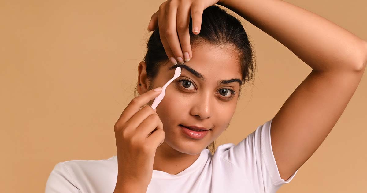 How to Use an Eyebrow Razor