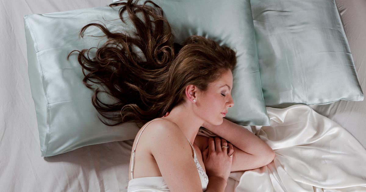 Uncovering the Benefits and Myths of Using Silk Pillowcases for Hair Health